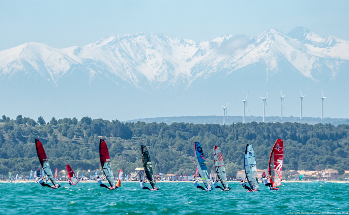 Regatta vor den schneebedeckten Gipfeln derPyreneen.
