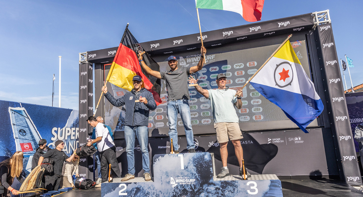 Die Foil-Slalom-Sieger: Fabian Wolf (2.), Matteo Iachino (1.), Amado Vrieswijk (3.)