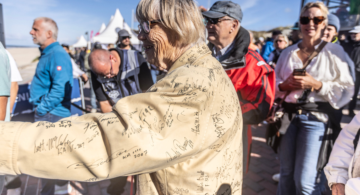 Die Autogramm-Jacke: Unterschriften aus über 20 Jahren World Cup