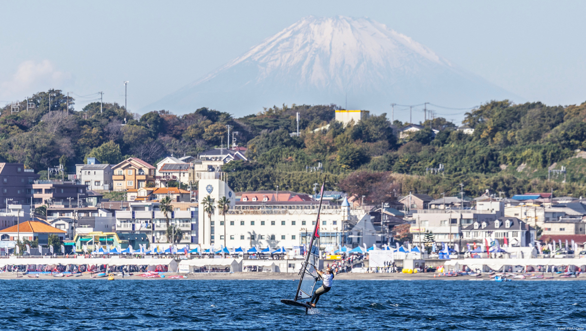 Der Berg Fuji überragt das Hinterland