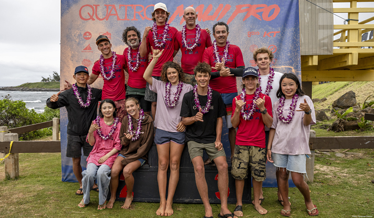 Das Masters- und Jugend-Podium. Leon Maethner vordere Reihe, schwarzes Duotone Shirt, neben Sol Degrieck. Anton Richter, zweite Reihe rechts.
