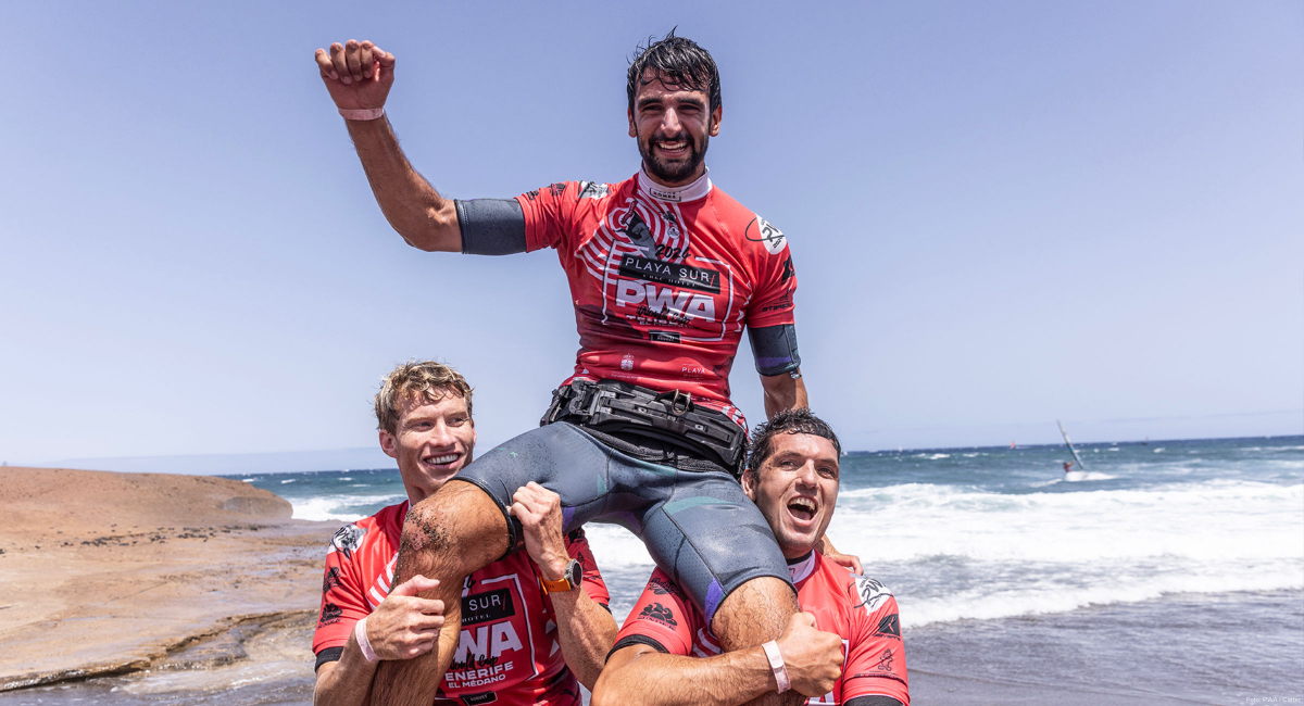 Das ist Windsurfen: Julian Salmonn und Victor Fernandez feiern den Sieger Marc Paré.