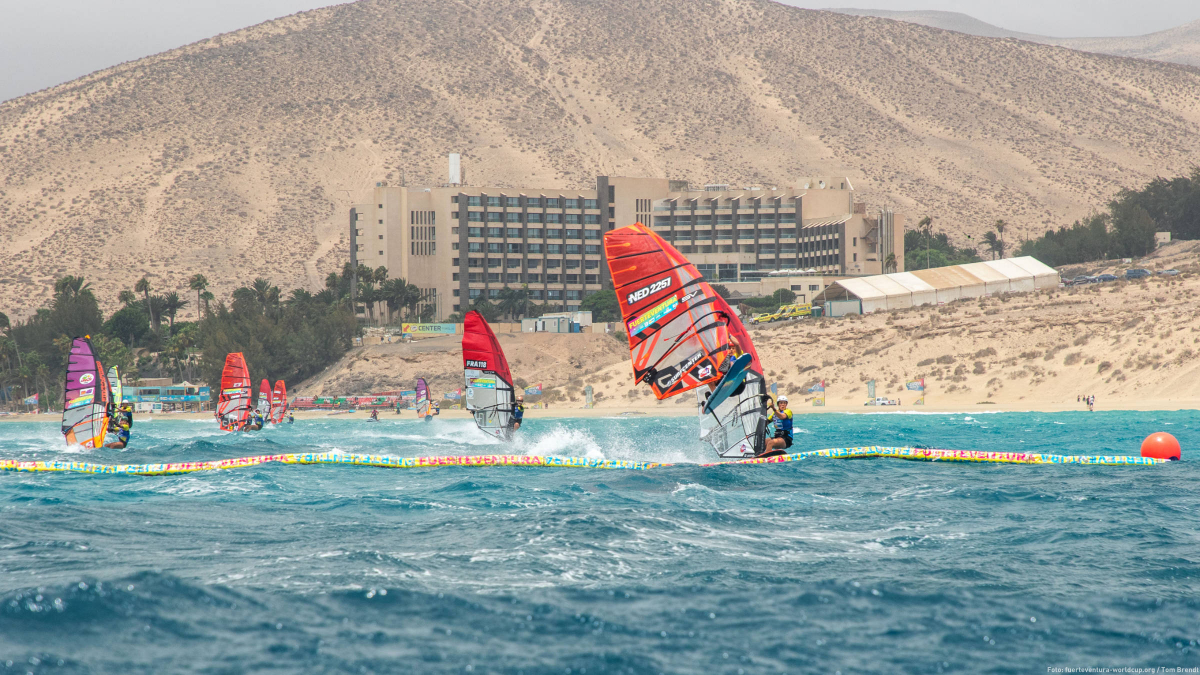 Full Fleet Rennen der Frauen mit Hindernis