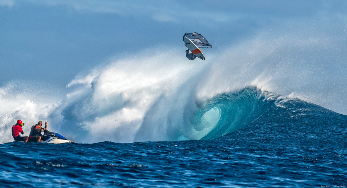 Am Cloudbreak-Riff bricht eine der besten Linkswellen der Welt.