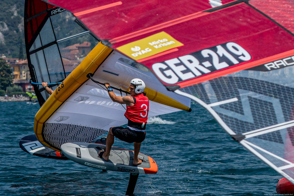 Wingfoiler sowie Windsurfer auf Finne und Foil waren gleichzeitig auf der Regattabahn unterwegs.