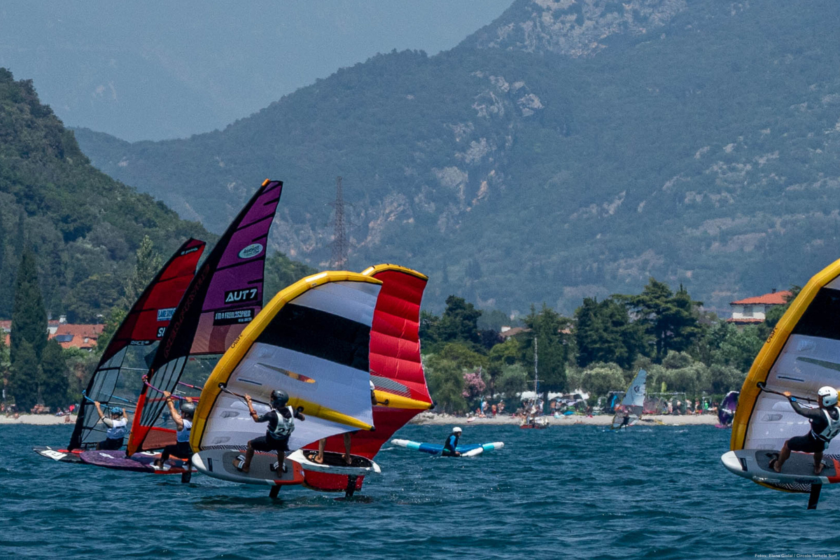Wingfoiler und Windsurfer. Zusammen, aber nicht gegeneinander.