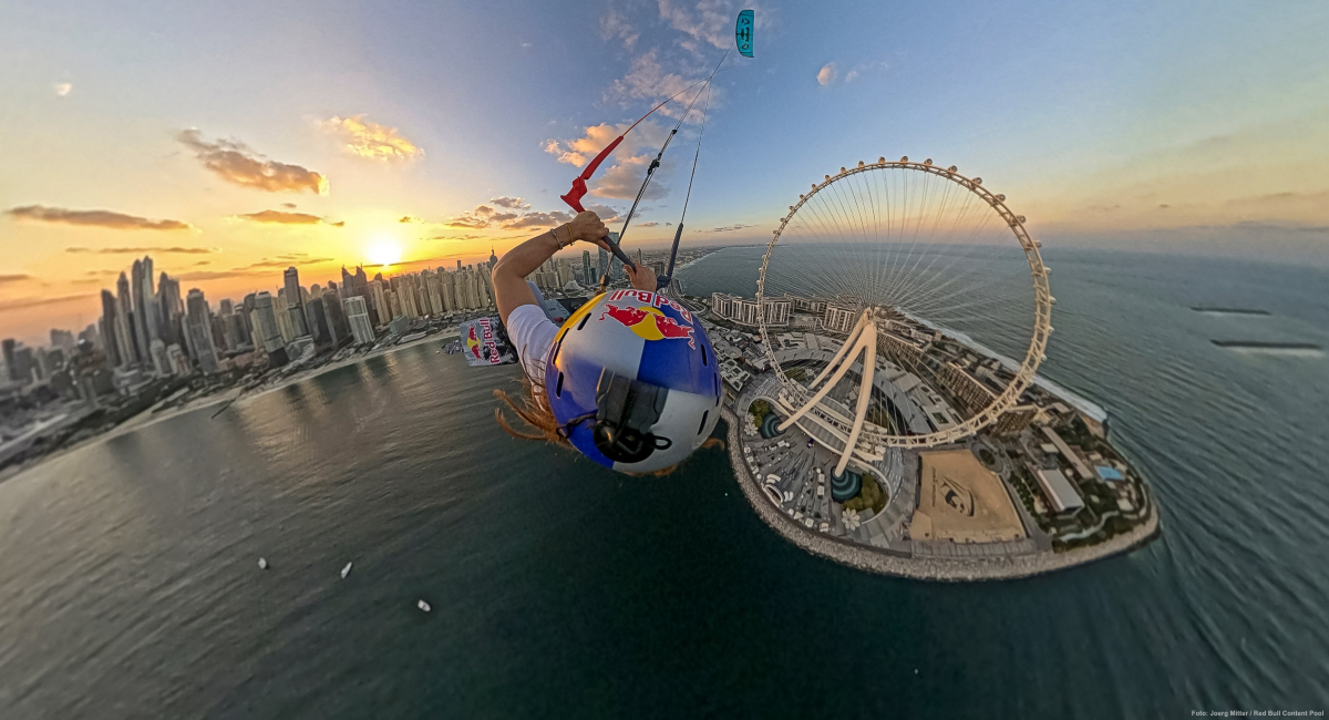 Kiter springt von Riesenrad