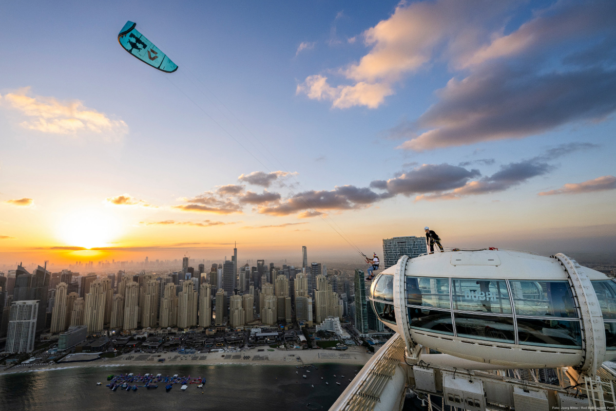 Kiter springt von Riesenrad