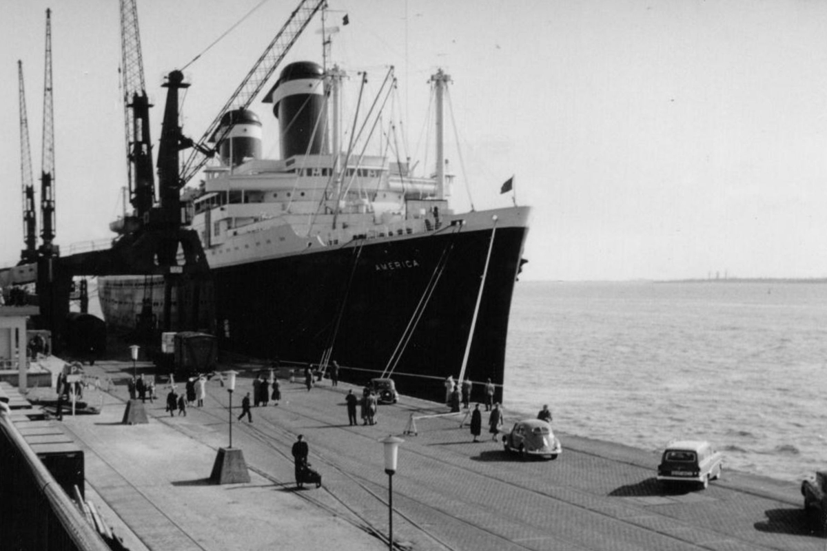 Die SS America in Bremerhaven