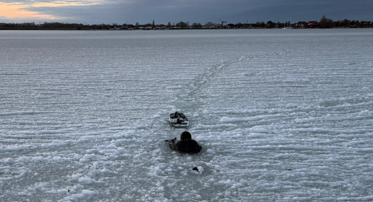 Tückisch: Eisgries ist nicht tragfähig und schränkt die Bewegungsfreiheit ein. Die Seenotretter halfen diesem Kitesurfer, der nah am Ufer eingebrochen war.