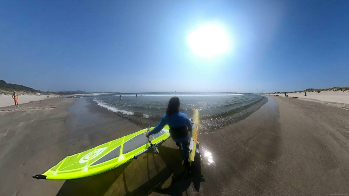 Windsurfen in der geschützten Bucht vor dem Orbitur Campingplatz