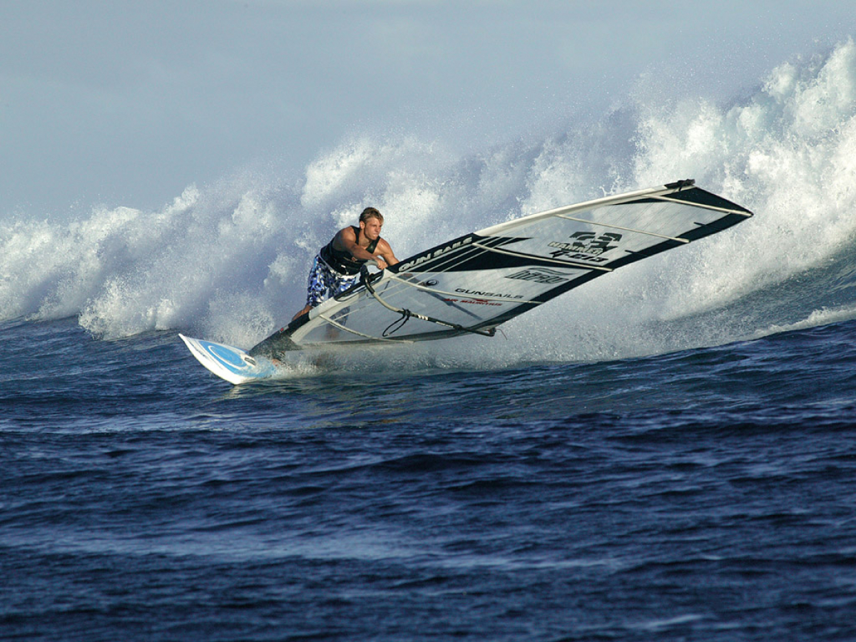Florian Jung im Bottom Turn vor Mauritius