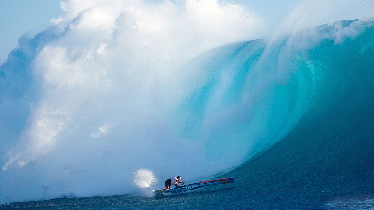 Jason Polakow beim Bottom Turn. Cloudbreak / Fiji